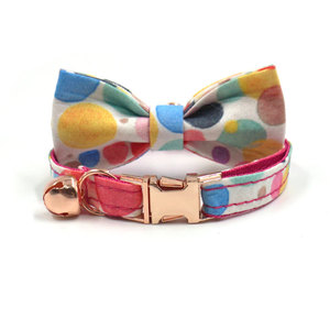 منتجات رائجة على تيك توك 2025: طوق قطط من البوليستر مع مشبك ذهبي وردي وجرس وطباعة كلاسيكية وربطة عنق - Product Image 1