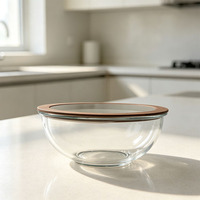 Ensemble de saladiers en verre multi-tailles, transparents, à nervures, avec bord en bambou et couvercle visible, pour la préparation des aliments et le service lors de fêtes