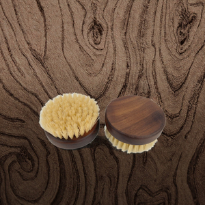 Brosse à barbe Maclura 100% naturelle en bois de noyer pour hommes, avec poils de sanglier, style rond, pour le soin du visage et de la barbe - Product Image 3