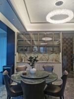 Armoire de chambre composite avec incrustation métallique ivoire, fond en marbre, comptoir intégré et miroir