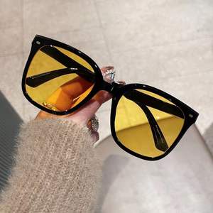 Gafas de Sol para Mujer Qianai, Montura Negra, Lentes Amarillas, Protección UV400, Remaches Cuadrados, Material PC, I2-6211 - Product Image 1