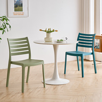 Fauteuil de salle à manger de luxe moderne minimaliste nordique transfrontalier, en plastique épaissi et empilable, pour l'ameublement domestique