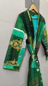 Robe matelassée patchwork verte pour femme, longue, col mandarin, manches longues, en coton vintage, vêtement de nuit pour l'automne - Product Image 2