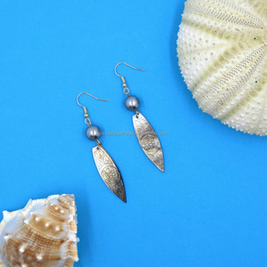 Venta al por mayor <span class=keywords><strong>de</strong></span> moda caliente <span class=keywords><strong>de</strong></span> las mujeres pendientes <span class=keywords><strong>de</strong></span> la forma <span class=keywords><strong>de</strong></span> flor <span class=keywords><strong>de</strong></span> la madre perla Natural Shell gota pendientes HawaiianJewelry estilo <span class=keywords><strong>de</strong></span> playa - Product Image 3