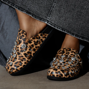 Mules pour femmes à imprimé léopard, ornées de strass et de rivets, avec boucle, style décontracté, à enfiler, tendance - Product Image 4