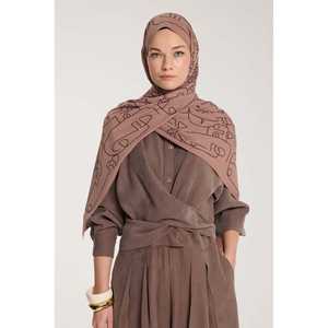 Écharpe en soie Pure Tone couleur café au lait avec motif périphérique - Product Image 1