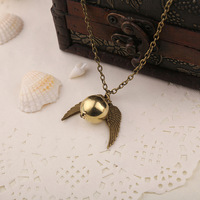 Accessoire d'ornement transfrontalier, Accessoire aile, Snitch en fer, Chaîne de pull dorée, Collier de perles de quartz