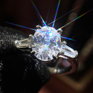 Anello Ovale a Quattro Punte per Donna, Elegante con Zirconi, Regolabile, Regalo di Nozze, Gioiello Minimalista - Product Image 1
