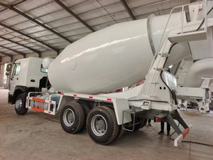 El mejor precio usado Sinotruck HOWO 6x4 10CBM camión mezclador de concreto con 10 ruedas componentes de núcleo bomba y motor a la venta - Product Image 2