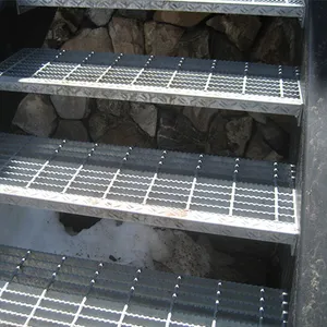Langkah tangga luar ruangan bahan logam penggunaan industri baja antikarat bar kisi tangga dengan antiselip nosing pasokan pabrik