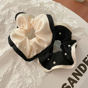 Banda Elástica para el Pelo de Satén a la Moda con Perlas en Contraste Blanco y Negro para Uso Diario y Fiestas de Mujer - Product Image 4