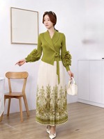 Robe longue plissée bicolore tendance - Haut à manches volantées noires avec jupe plissée à imprimé floral beige et ceinture à nouer pour femme
