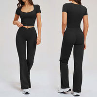 Ensemble de yoga 2 pièces pour femme : Crop top à col carré et manches courtes, leggings évasés taille haute – Tenue de sport et fitness