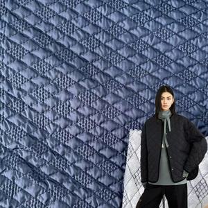 Tela acolchada de poliéster con estampado personalizado, material de abrigo con patrón de diamante para chaquetas de invierno a la moda - Product Image 1