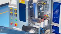Machine d'emballage automatique à 7 vibro-alimentateurs pour kits de quincaillerie murale, avec élévateur, pour l'emballage en sachets