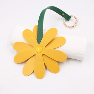 European and American Daisy Bag Pendant PU Leather Sunflower <b>Keychain</b> Luggage Accessories Pendant Matching - Product Image 5