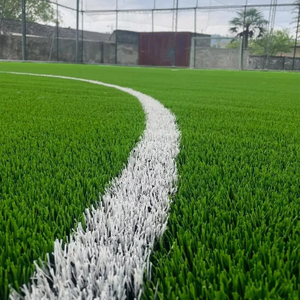 Venta al por mayor de césped artificial realista para exteriores, Alfombra de suelo de hierba verde ignífuga, duradera e impermeable, para fútbol - Product Image 1