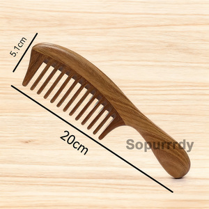 Peine de madera con logotipo personalizado, peine de madera de sándalo natural de dientes anchos, peine de madera con forma de luna, peine de masaje para el cabello liso con fragancia - Product Image 2