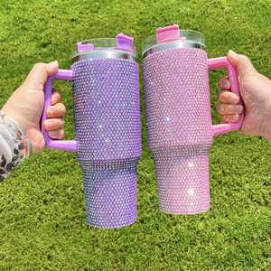 แก้วน้ำสแตนเลสเก็บความร้อน ขนาด 40 ออนซ์ ป้องกันการรั่วซึม ปราศจากสาร BPA  แบบ 2 ชิ้น  ตกแต่งด้วยคริสตัลสีชมพูวิบวับ  พร้อมโลโก้สั่งทำพิเศษ  รักษาอุณหภูมิได้นาน 6-12 ชั่วโมง - Product Image 2