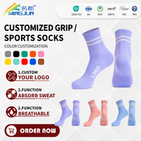 Chaussettes de yoga antidérapantes personnalisées pour femmes, haute compression, tricotées, avec motif en tissu éponge et design antidérapant, à revers et semelle.