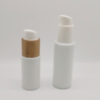 Emballage de flacon pompe en verre de haute qualité pour cosmétiques, 30 ml, 50 ml, flacon d'huile essentielle en verre plat blanc opale avec compte-gouttes en bois véritable