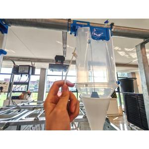Mangeoire automatique de haute qualité pour porcs, 8L, avec godet doseur transparent en PP pour ligne d'alimentation en cage de mise bas - Product Image 3