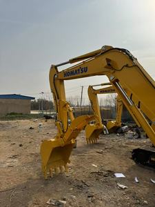 Petite pelle Komatsu PC56 utilisée pour les travaux municipaux et d'aménagement paysager, flexible et efficace - Product Image 4