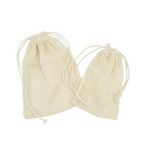 Sac en filet biodégradable en coton naturel et biologique avec cordon de serrage pour savon de douche, carré, moderne, pour salle de bain - Product Image 2