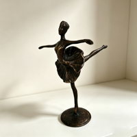 Sculpture moderne en cuivre faite à la main, figurine de ballerine en position de coup de jambe haute, décoration de bureau à domicile