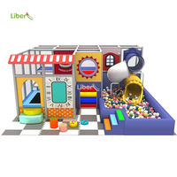 Petite aire de jeux intérieure mignonne et amusante pour les tout-petits avec un petit toboggan rotatif