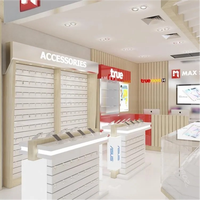 Vitrine moderne blanche et bois pour téléphones portables avec table d'expérience LED et panneau mural à crochets pour accessoires, aménagement de magasin sur mesure