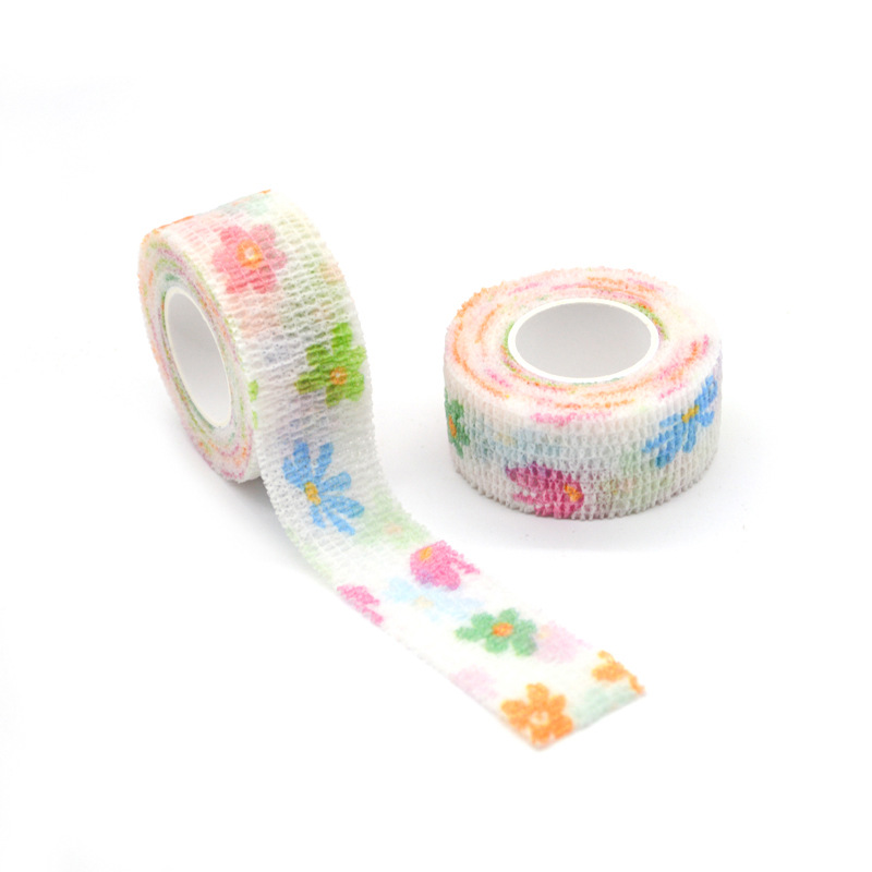 Fond blanc avec motifs floraux