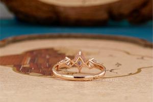 Anillo de Diamantes Elegante con Forma de Cometa, Joyería Hecha a Mano, Diamantes Brillantes de Lujo, Diseño Atemporal, Perfecto para Ocasiones Especiales - Product Image 6