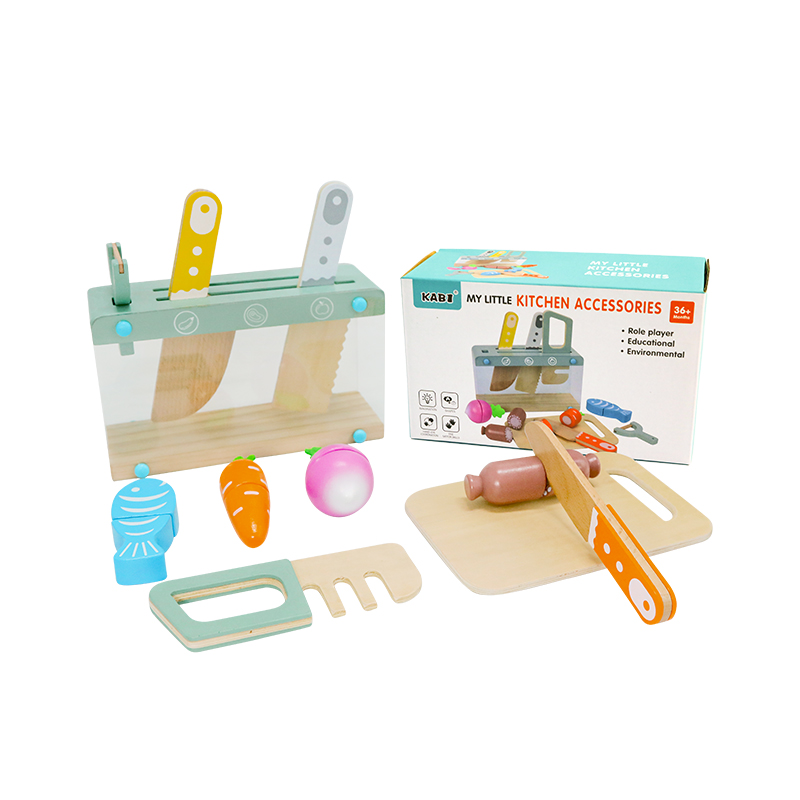 Accessori da cucina in legno per giocare a casa