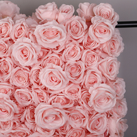 Mur de fleurs roses artificielles pour la décoration de scène de mariage