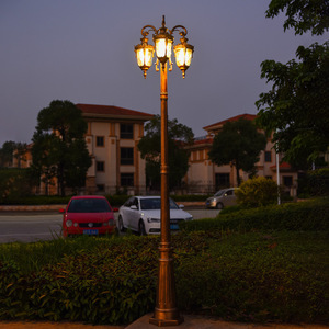 Lampadaire de jardin extérieur en laiton à LED blanc chaud 2700K IP65 AC 220V avec détecteur de mouvement, abat-jour en verre, alimenté par énergie solaire, intensité variable, garantie 3 ans - Product Image 1