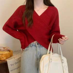 Pull sexy en tricot croisé à col en V de style européen et américain pour femmes, vêtements d'automne décontractés à manches longues avec logo sur le devant - Product Image 4