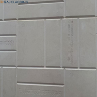Revêtement mural de style industriel robuste avec lettrage sculpté pour l'intérieur et l'extérieur des magasins