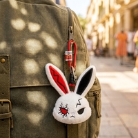 En gros, Porte-clés en peluche tête de lapin sombre de dessin animé, pendentif pour sac cadeau d'Halloween, breloque chaîne boule lapin doux et duveteux