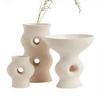 Ensemble de vases en céramique beige mat avec découpe ajourée, récipient sculptural abstrait, décoration de table moderne pour la maison