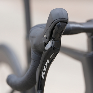 Vélo de route en fibre de carbone Cyctrac R18 24 vitesses avec design de course léger, guidon en drop bar, freins à disque, roues 700c pour hommes et femmes - Product Image 6