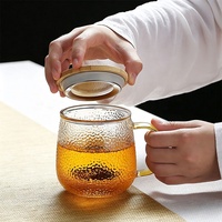 Tasse à thé en verre texturé martelé avec couvercle en bois et filtre pour la séparation du thé et de l'eau, tasse en verre résistant à la chaleur pour la consommation quotidienne