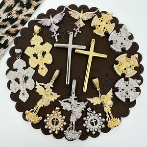 CZ9245 Nouveau Crucifix en or 18 carats pavé de diamants CZ à trois voies avec médailles de Saint Benoît et médailles - Product Image 3