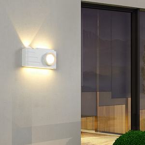 Lampe LED extérieure moderne rechargeable avec télécommande, applique murale à base en aluminium, éclairage LED à capteur - Product Image 3