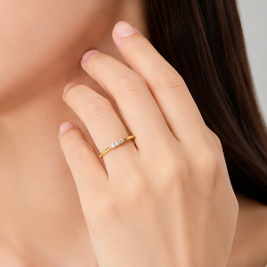Anillo de Tres Piedras de Acero Inoxidable con Baño de Oro de 14K y Banda Delgada con Tres Circonitas Redondas Transparentes - Product Image 5