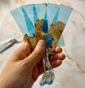 Ajoutez du style à vos moments de lecture avec des marque-pages en résine et en bois, faits à la main avec soin. - Product Image 3