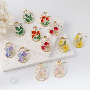 Позолоченные серьги-капельки из смолы с крючками из нержавеющей стали прозрачные каплями ручной работы с настоящими сушеными цветами - Product Image 1