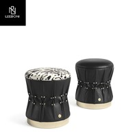 Fauteuil de dressing luxueux doré brossé, tabouret tambour à finition métallique, pouf d'appoint contemporain