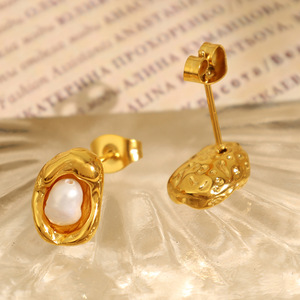 ต่างหูมุกโลหะทรงไม่สมมาตรสำหรับผู้หญิง มุกน้ำจืดแบบฝังขอบ เหมาะสำหรับใส่ทุกวัน - Product Image 2