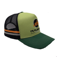 Gorra Trucker Personalizable de 5 Paneles, Moderna, de Malla, con Dos Rayas y Logotipo Bordado en 3D, para Uso en Exteriores